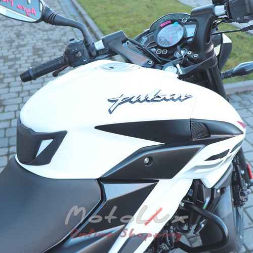 Motocykel Bajaj Pulsar NS 200 white