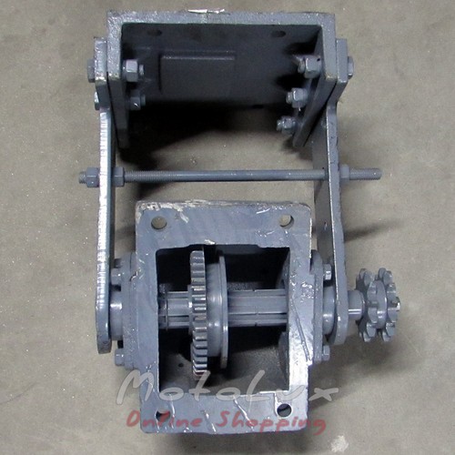 Reducer transition to the cutter to the motor-tractor