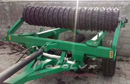 Prívesný zemný zhutňovač UGP 6 pre traktor