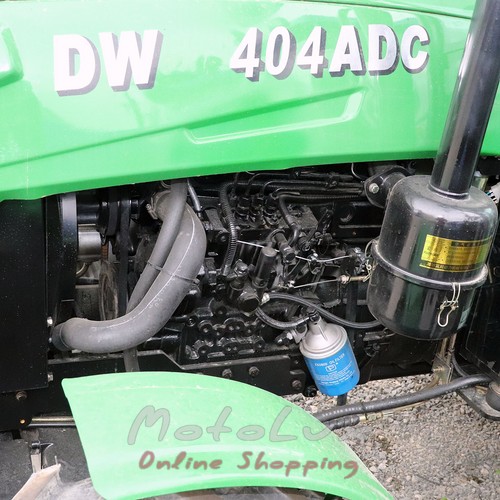 Traktor DW 404 АDC, 40 LE, 4x4, 4 henger, két tárcsás kuplung, 2 hidraulikus kimenet, kabin