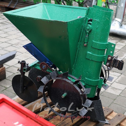 Sadzač zemiakov pre dvojkolesový malotraktor КСП 02 s nádržou na minerálne hnojivo