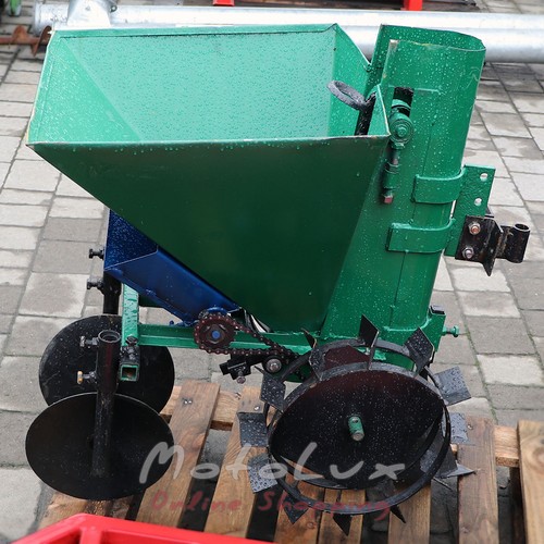 Sadzač zemiakov pre dvojkolesový malotraktor КСП 02 s nádržou na minerálne hnojivo