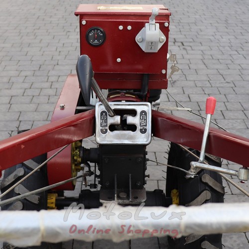 Egytengelyes Zarya SH 61E önindítós kistraktor, 8 LE, eke + talajmaró