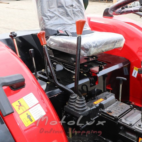 Traktor DW 404 А, 40 HP, 4x4, 4 valce, 2 hydraulické vývody