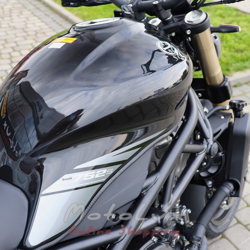 Motocykel Benelli 752S, čierny